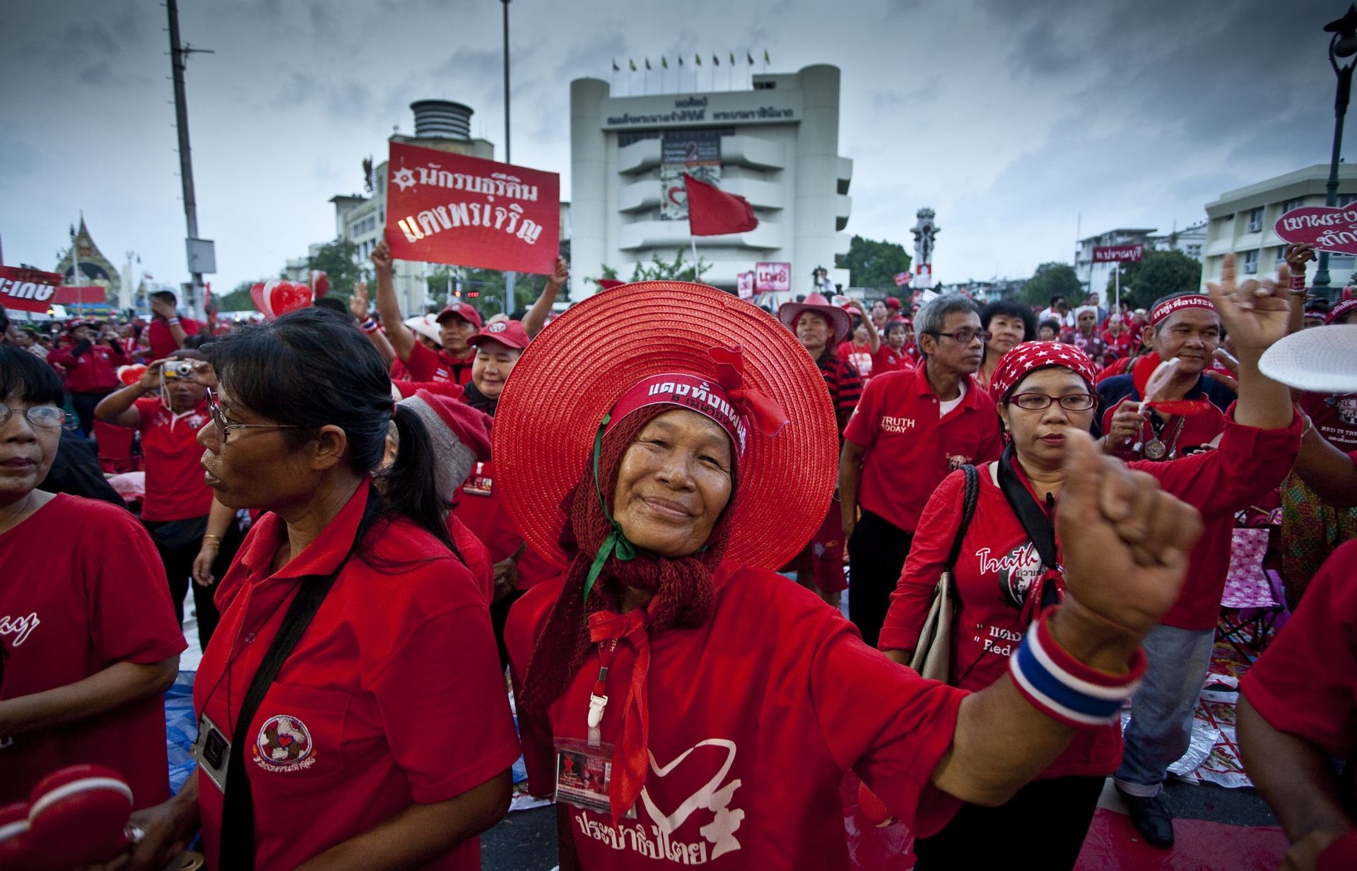 Luk-Thung-Red-Shirts-Politics