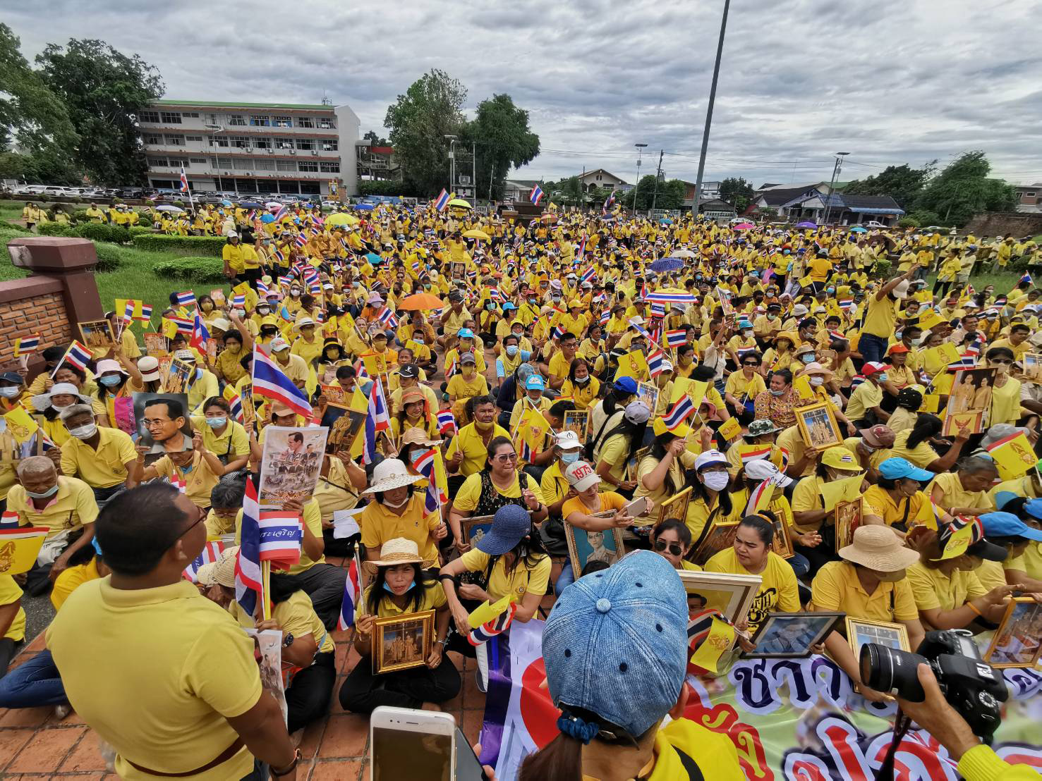 Luk-Thung-Yellow-Shirts